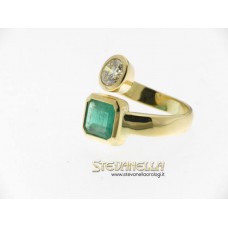 Anello oro giallo 18kt con smeraldo e diamante ct 0,75 colore H purezza VVS2